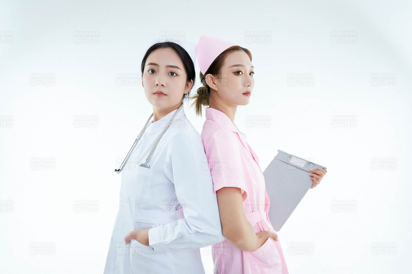 兩位亞洲年輕女性醫(yī)護(hù)人員