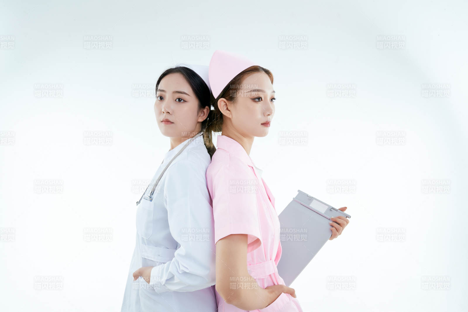 兩位亞洲年輕女性醫護人員