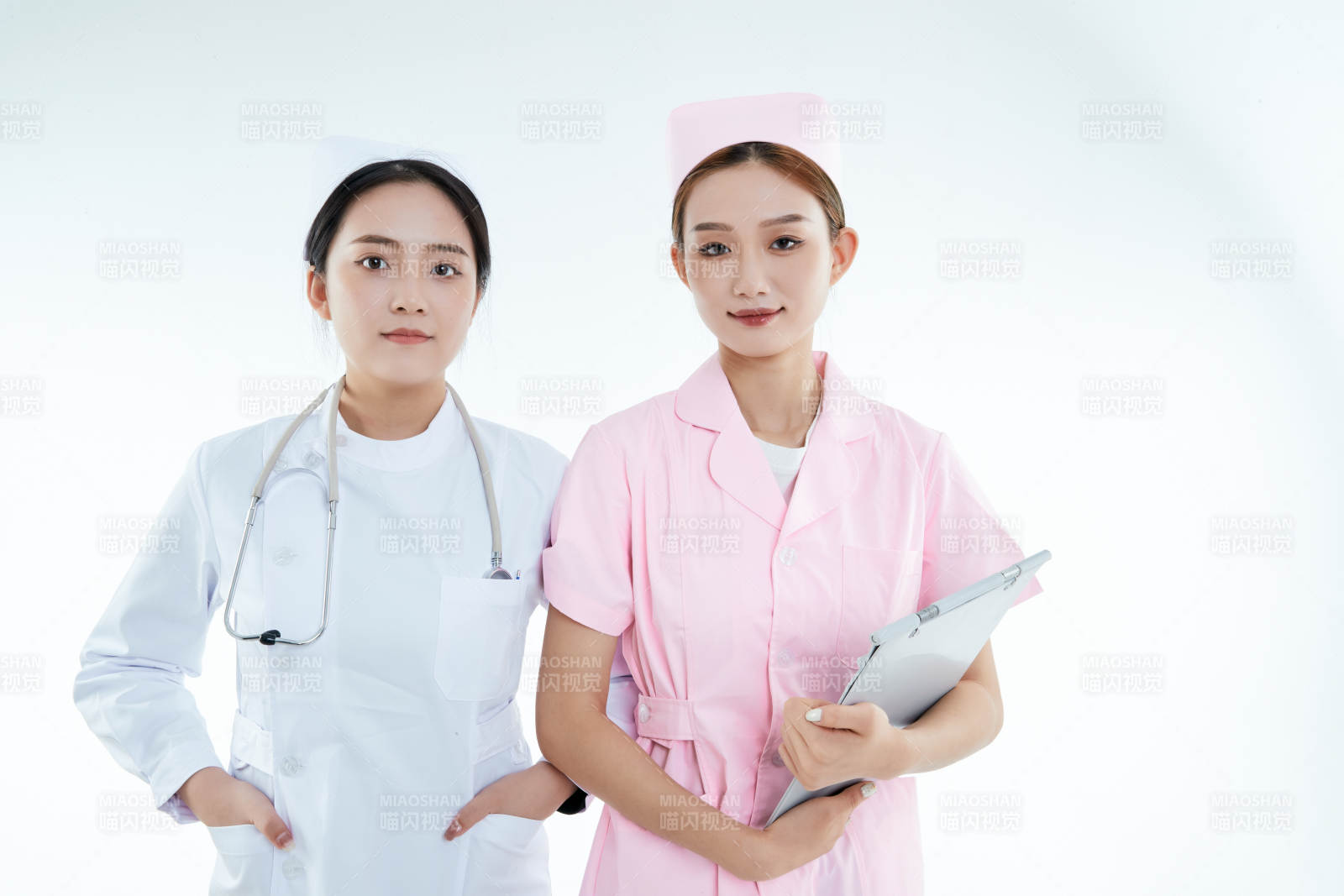 兩位亞洲年輕女性醫護人員