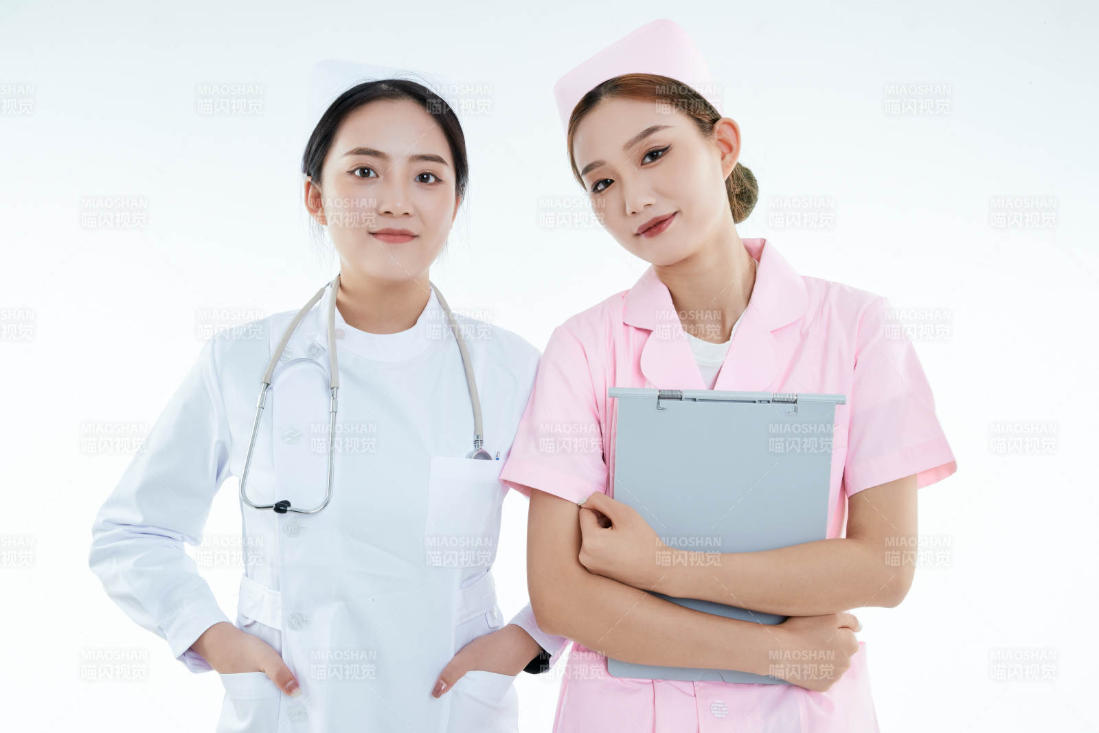 兩位亞洲年輕女性醫護人員