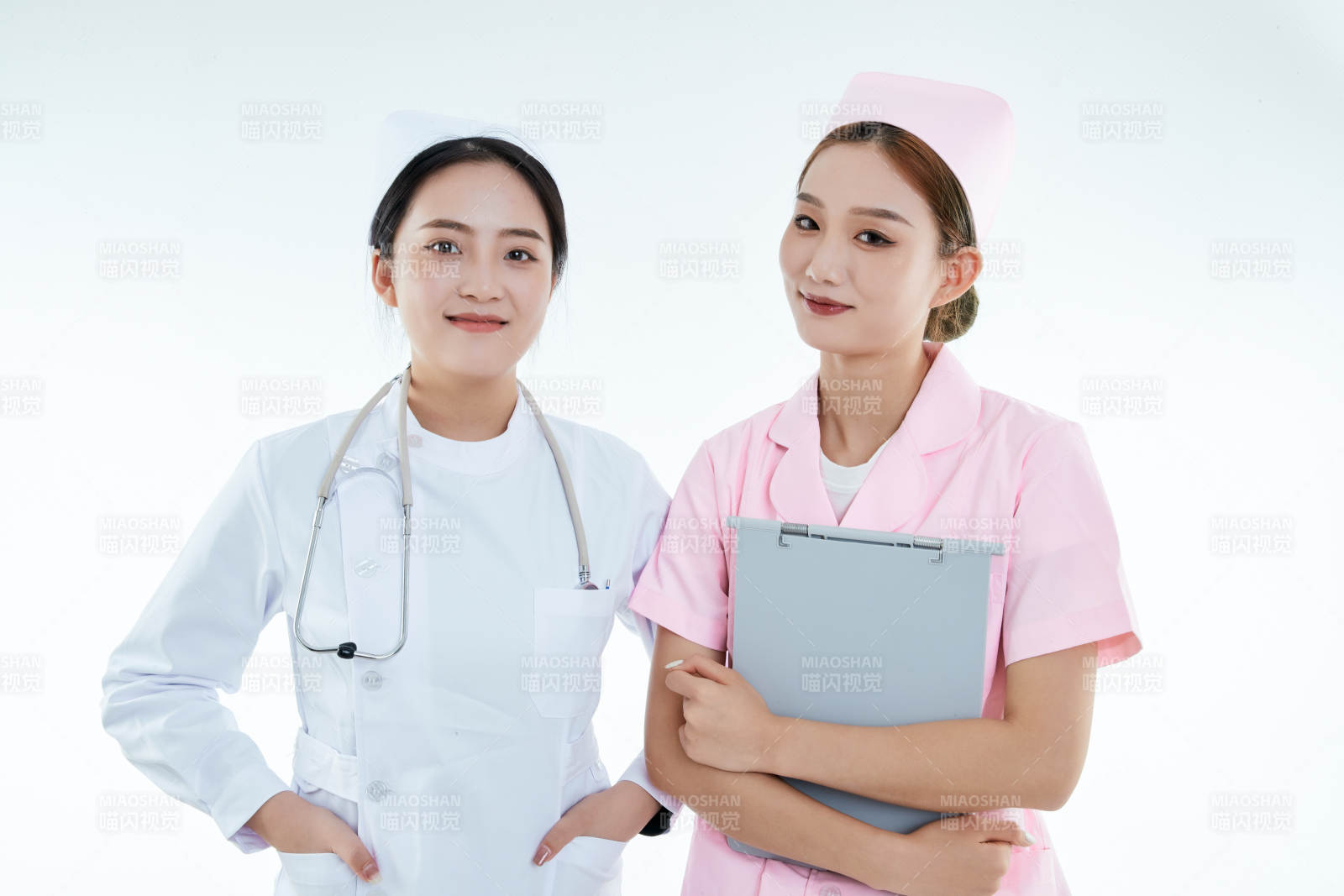 兩位亞洲年輕女性醫護人員