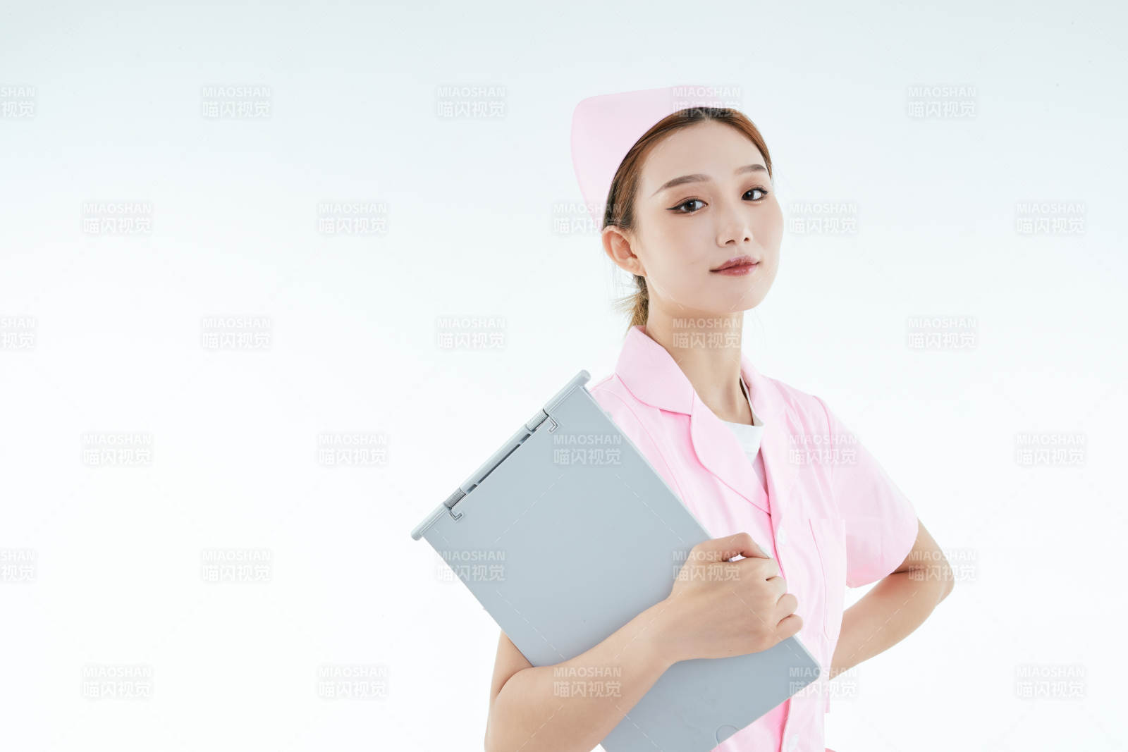 白背景里穿護士服手持病歷夾的美女護士