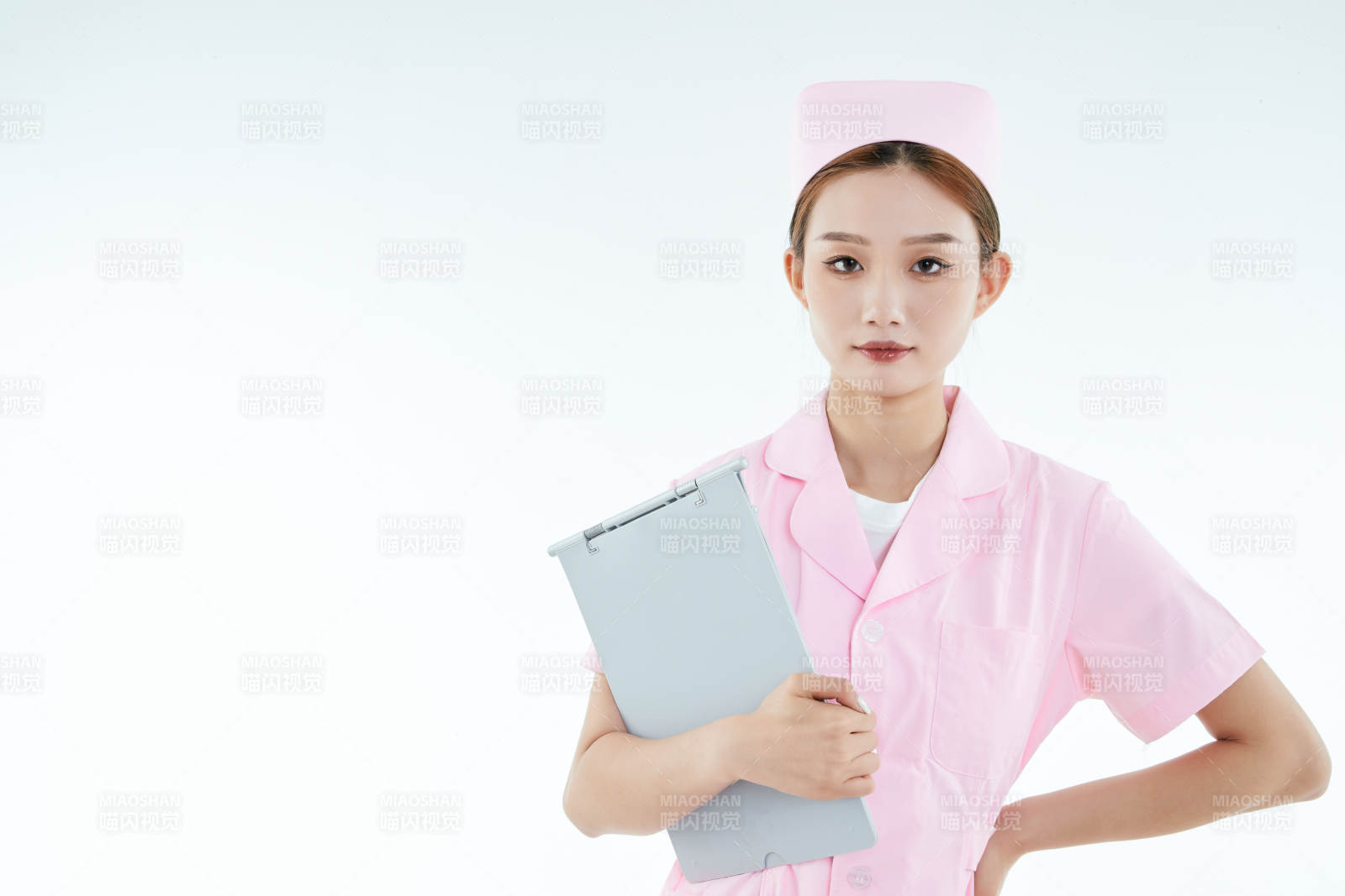 白背景里穿護士服手持病歷夾的美女護士