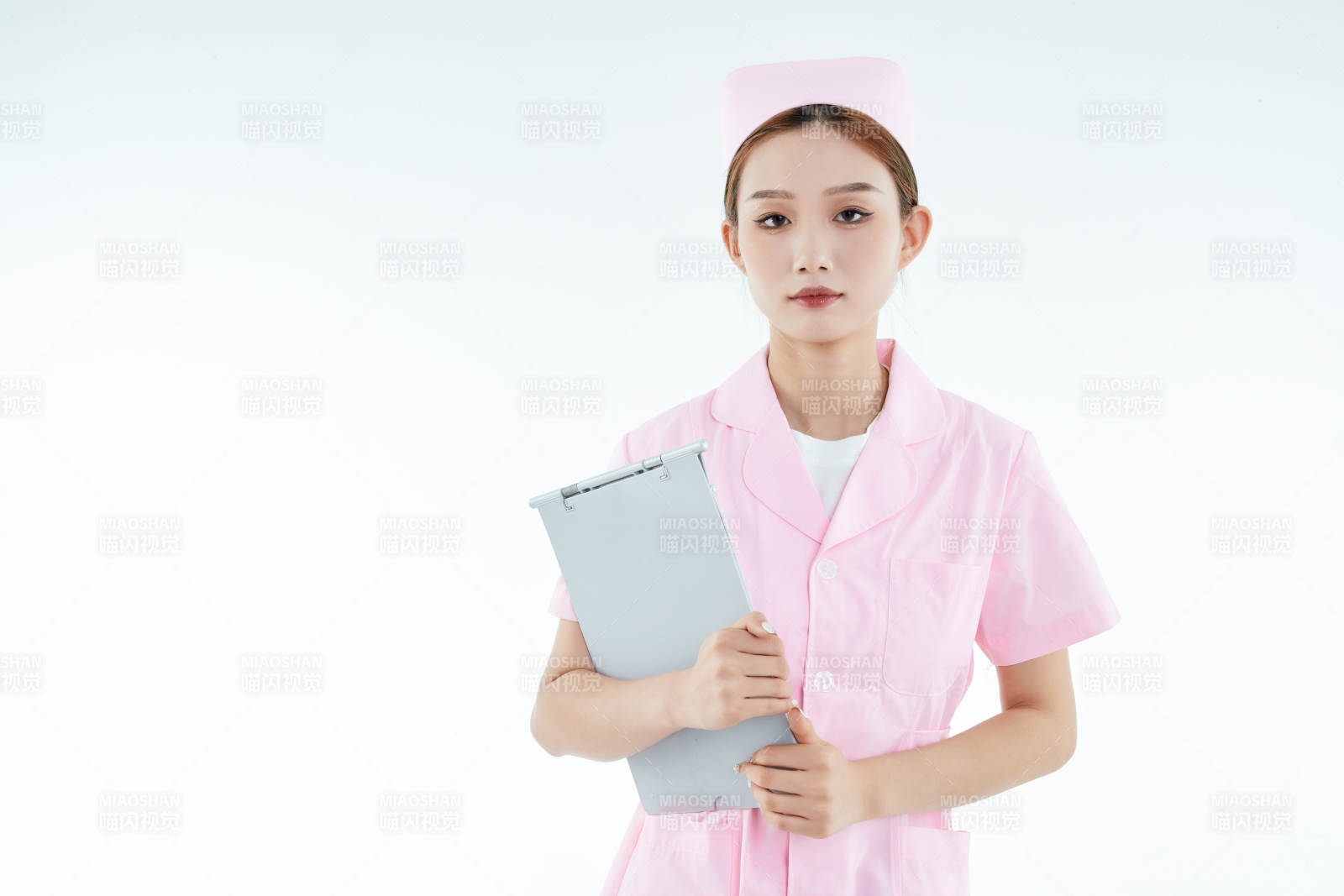白背景里穿護(hù)士服手持病歷夾的美女護(hù)士