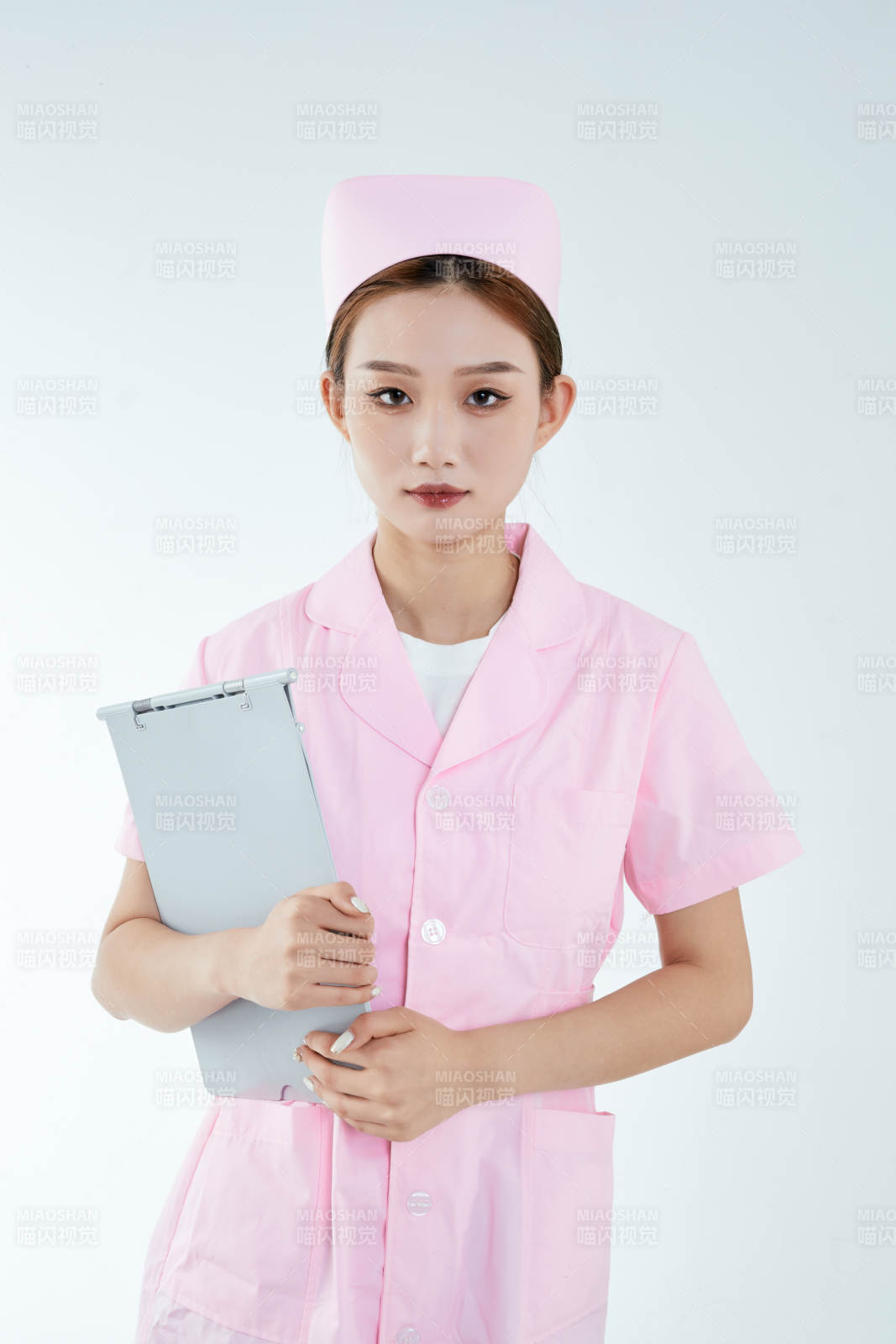 白背景里穿護士服手持病歷夾的美女護士