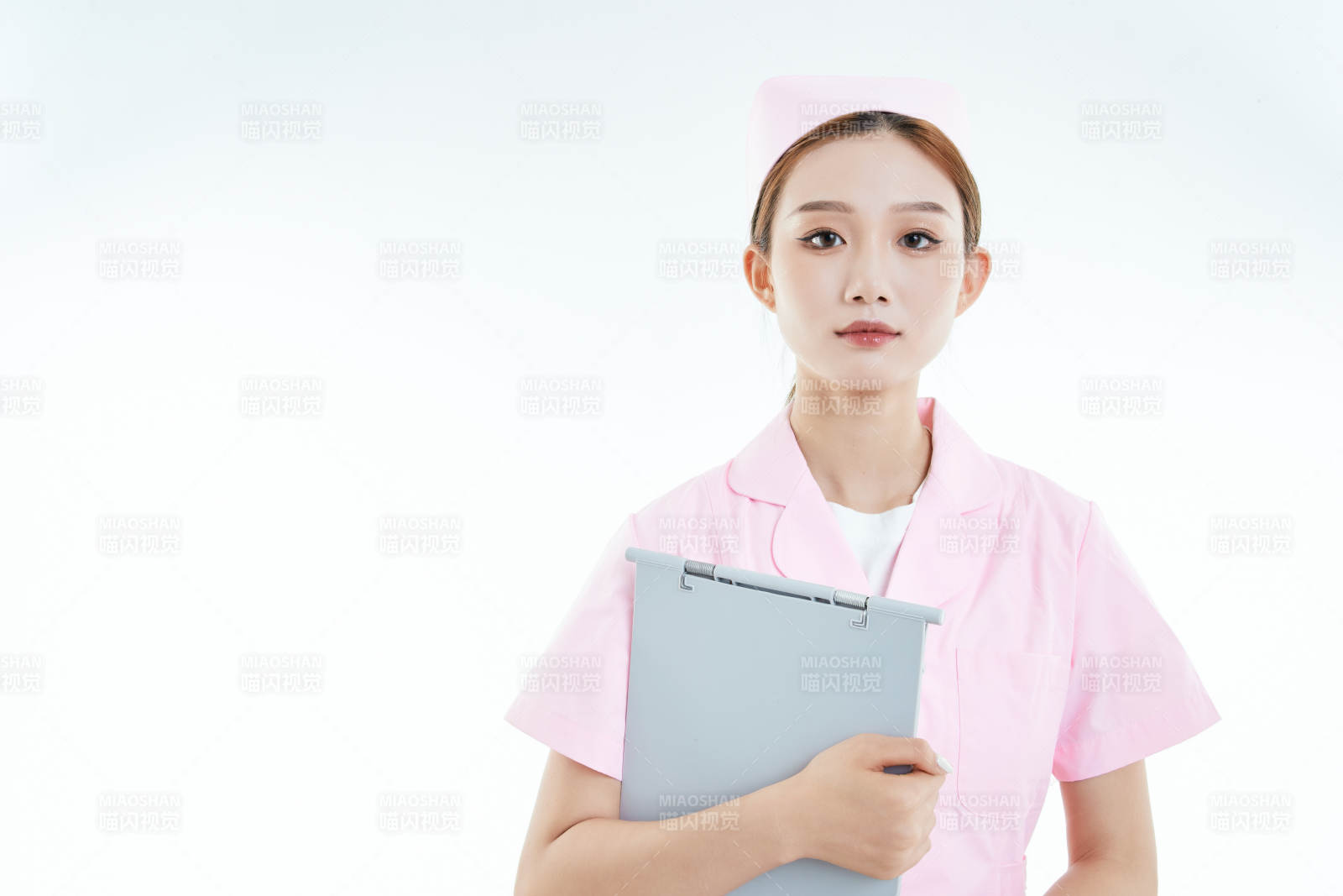白背景里穿護士服手持病歷夾的美女護士