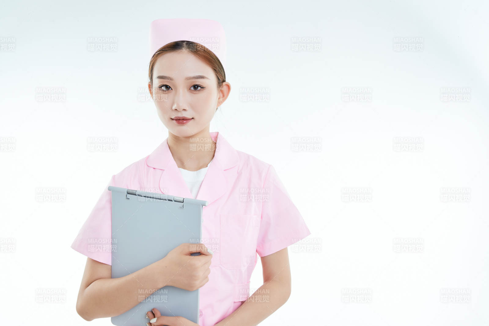 白背景里穿護士服手持病歷夾的美女護士