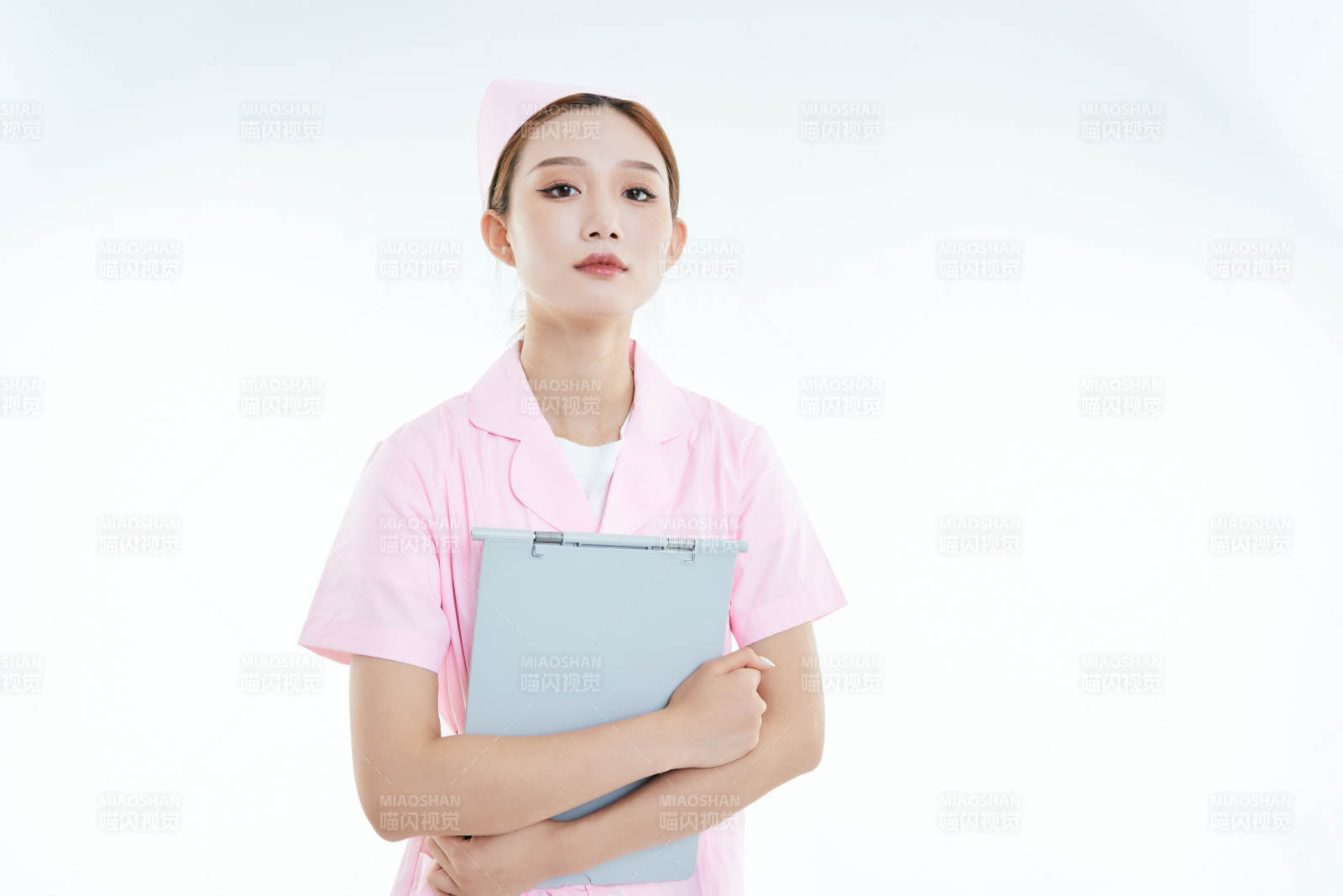 白背景里穿護士服手持病歷夾的美女護士