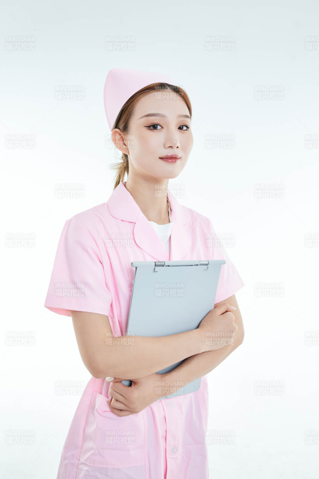 白背景里穿護士服手持病歷夾的美女護士