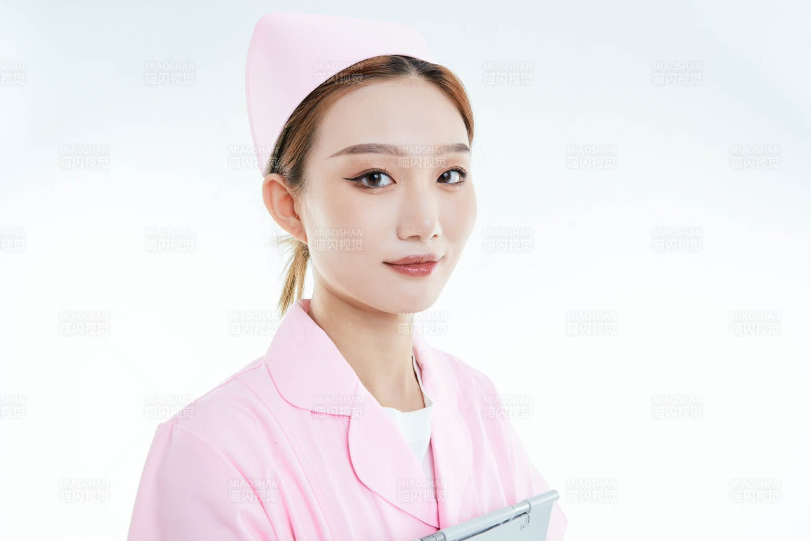 白背景里穿護士服手持病歷夾的美女護士