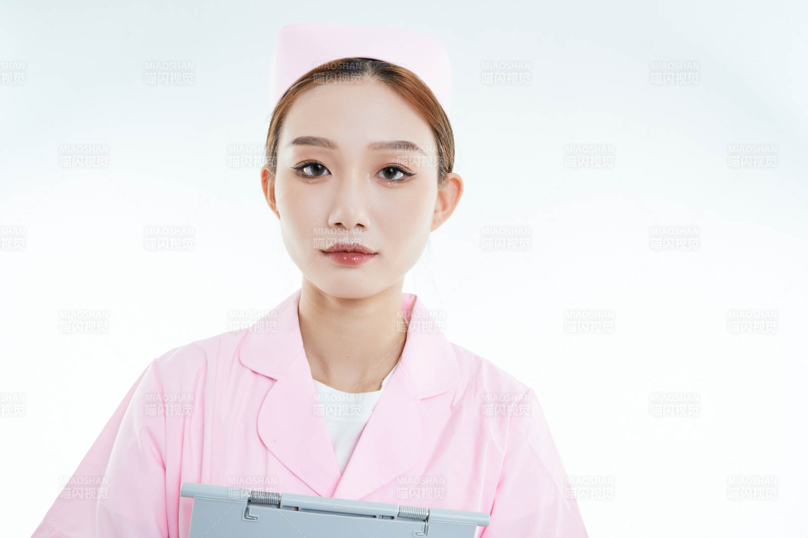 白背景里穿護士服手持病歷夾的美女護士