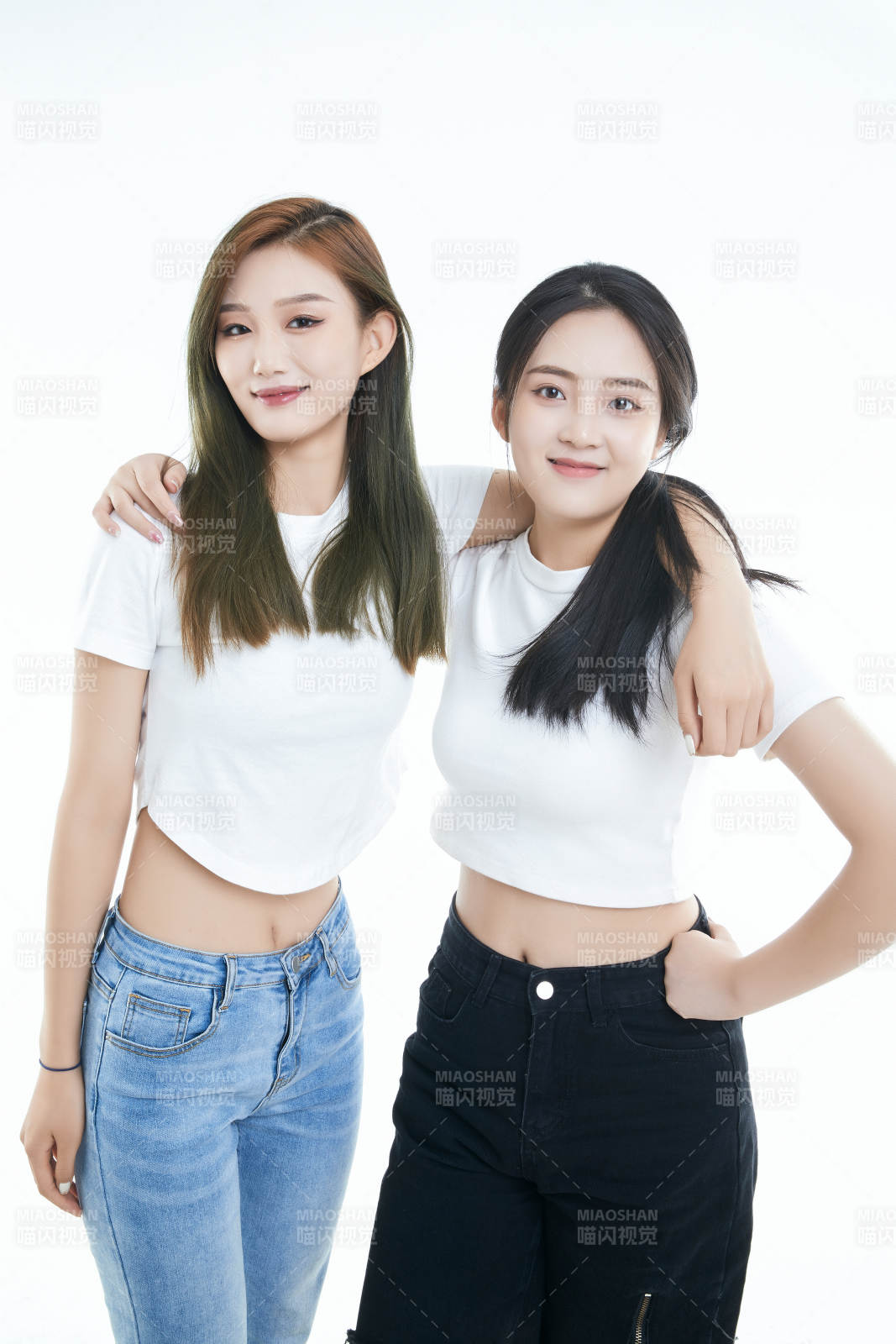 影棚拍攝白色背景的可愛閨蜜少女