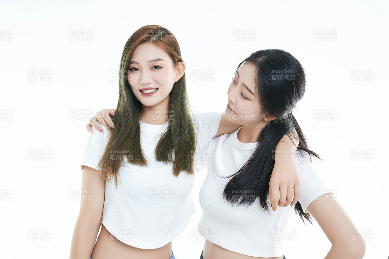 影棚拍攝白色背景的可愛閨蜜少女