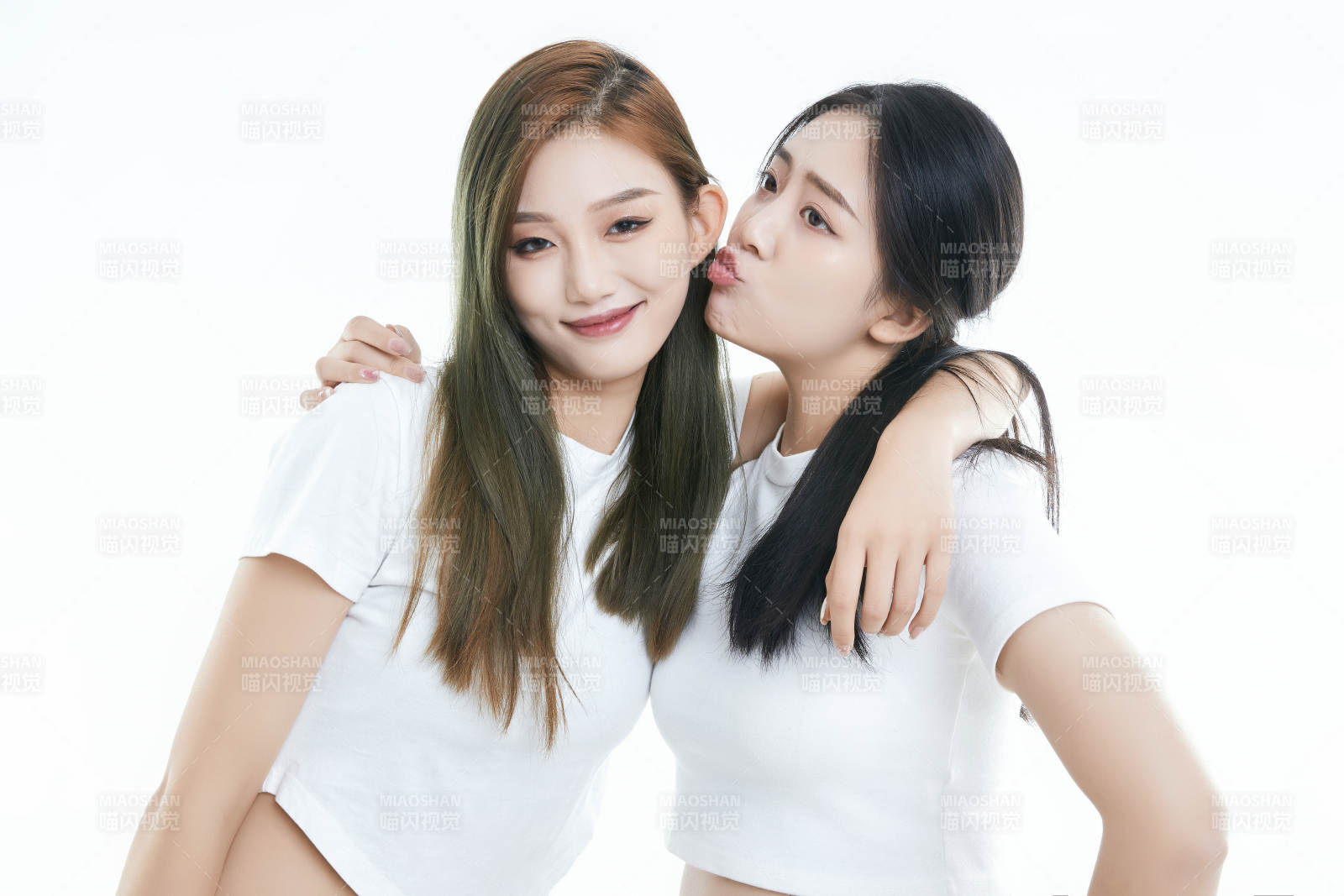 影棚拍攝白色背景的可愛閨蜜少女