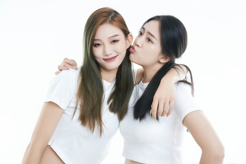 影棚拍摄白色背景的可爱闺蜜少女