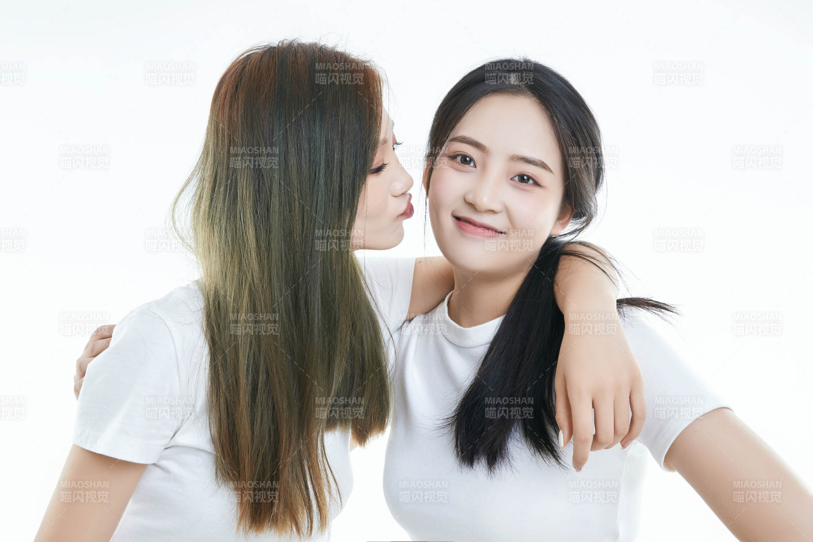 影棚拍攝白色背景的可愛閨蜜少女