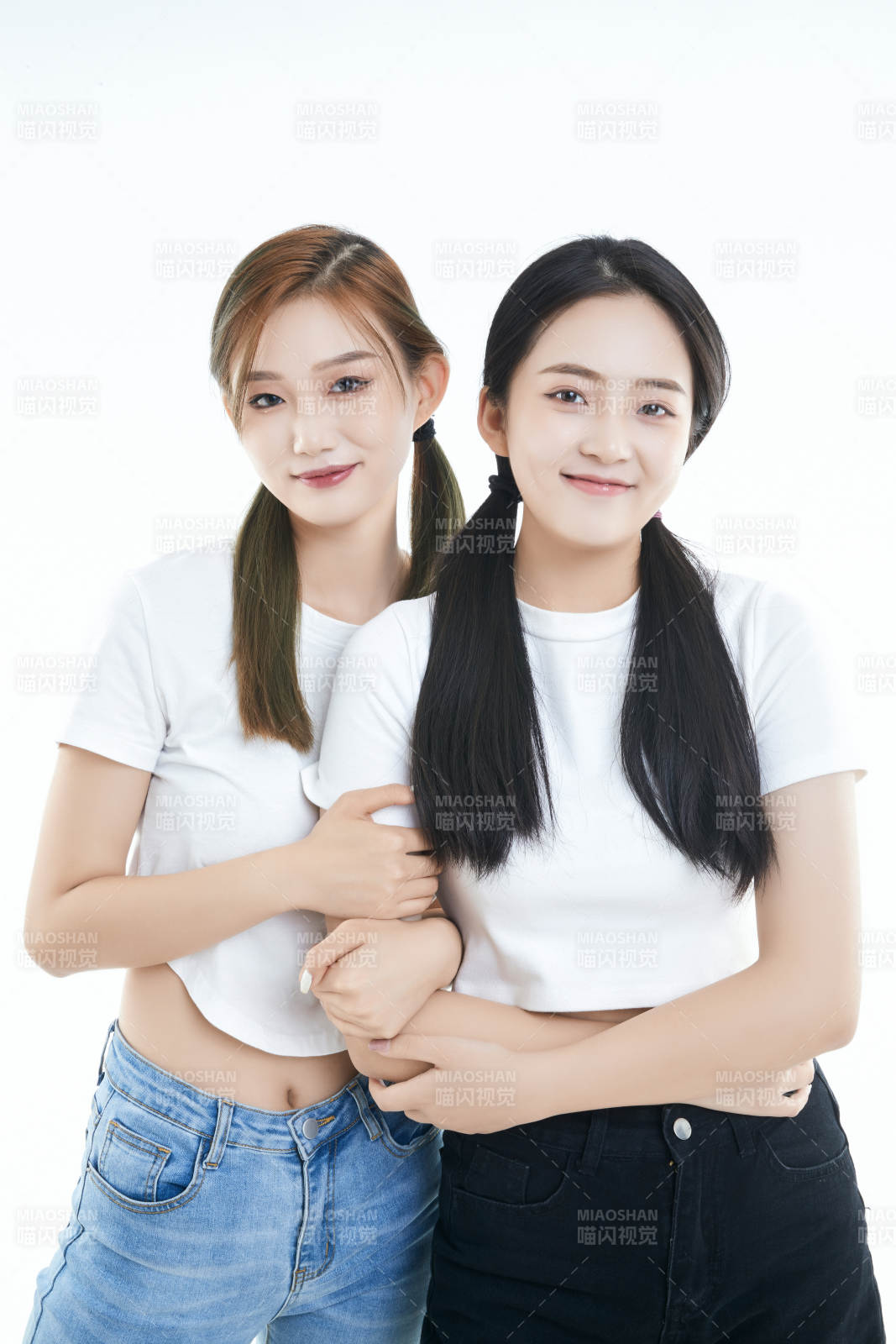影棚拍摄白色背景的可爱闺蜜少女