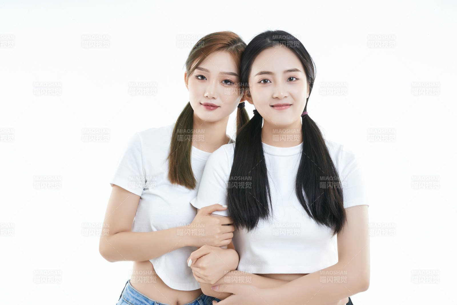 影棚拍摄白色背景的可爱闺蜜少女