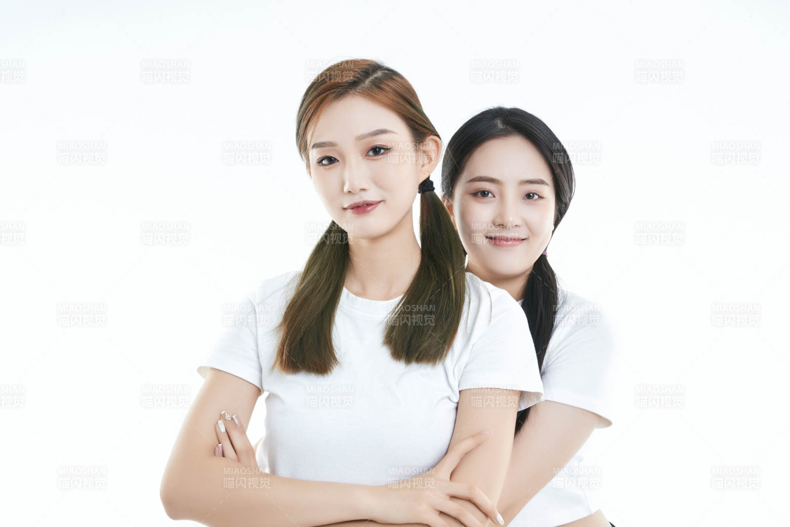 影棚拍攝白色背景的可愛閨蜜少女