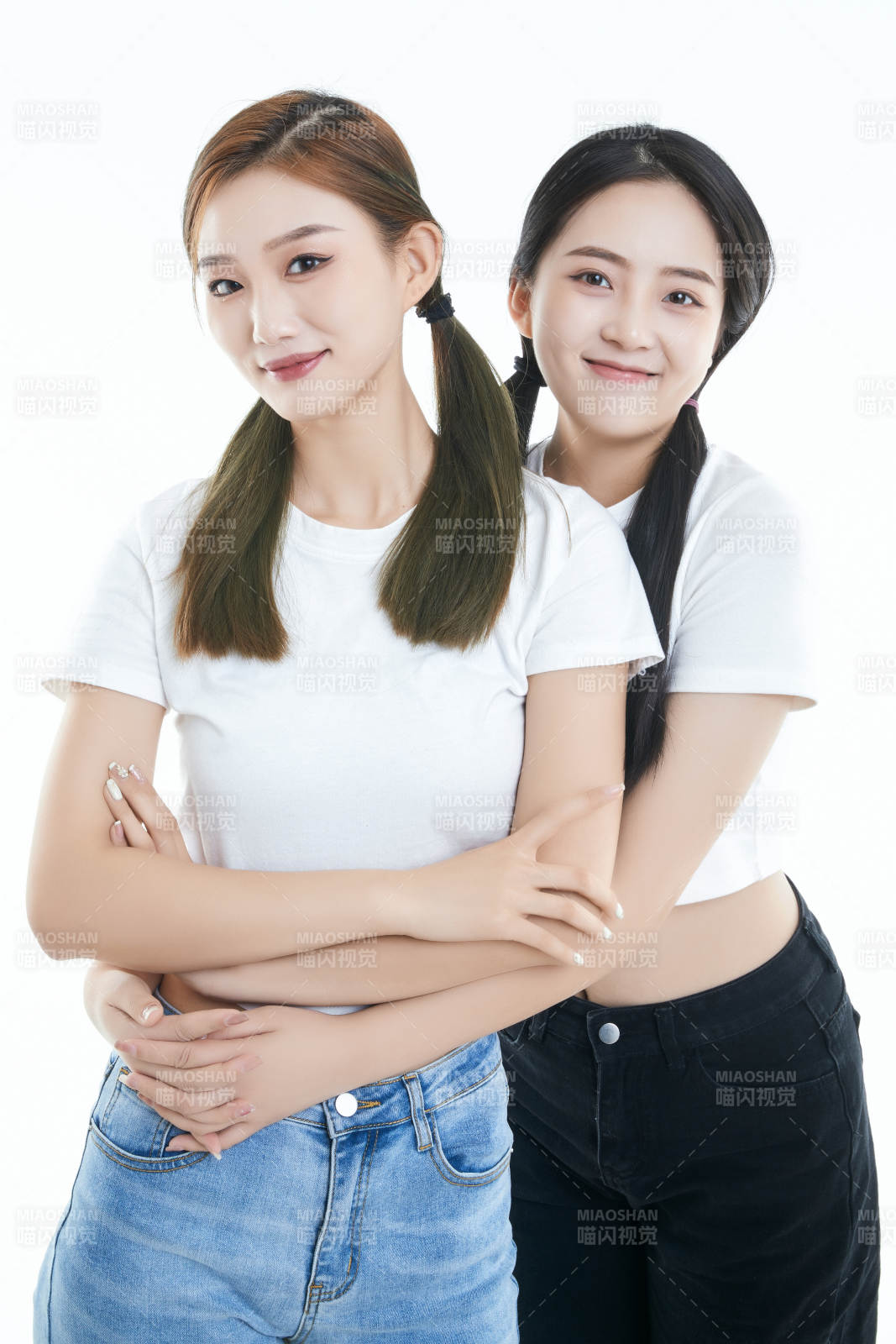 影棚拍攝白色背景的可愛閨蜜少女