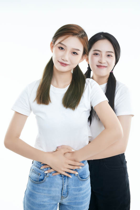 影棚拍摄白色背景的可爱闺蜜少女