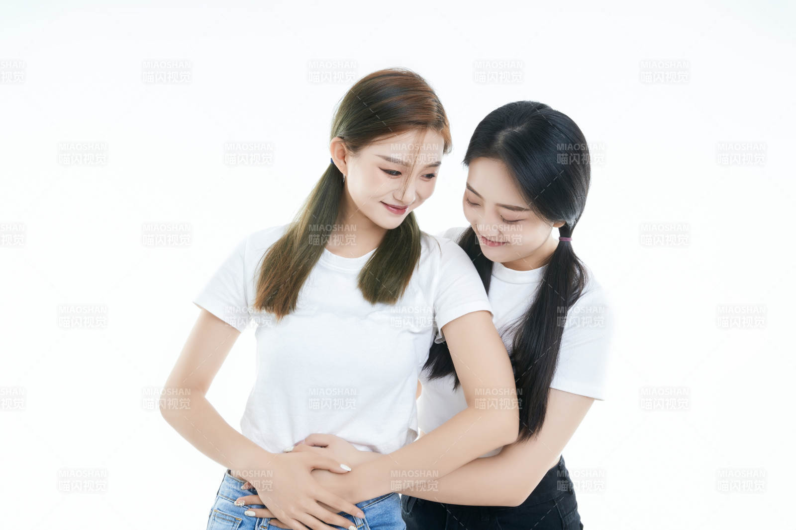 影棚拍攝白色背景的可愛閨蜜少女