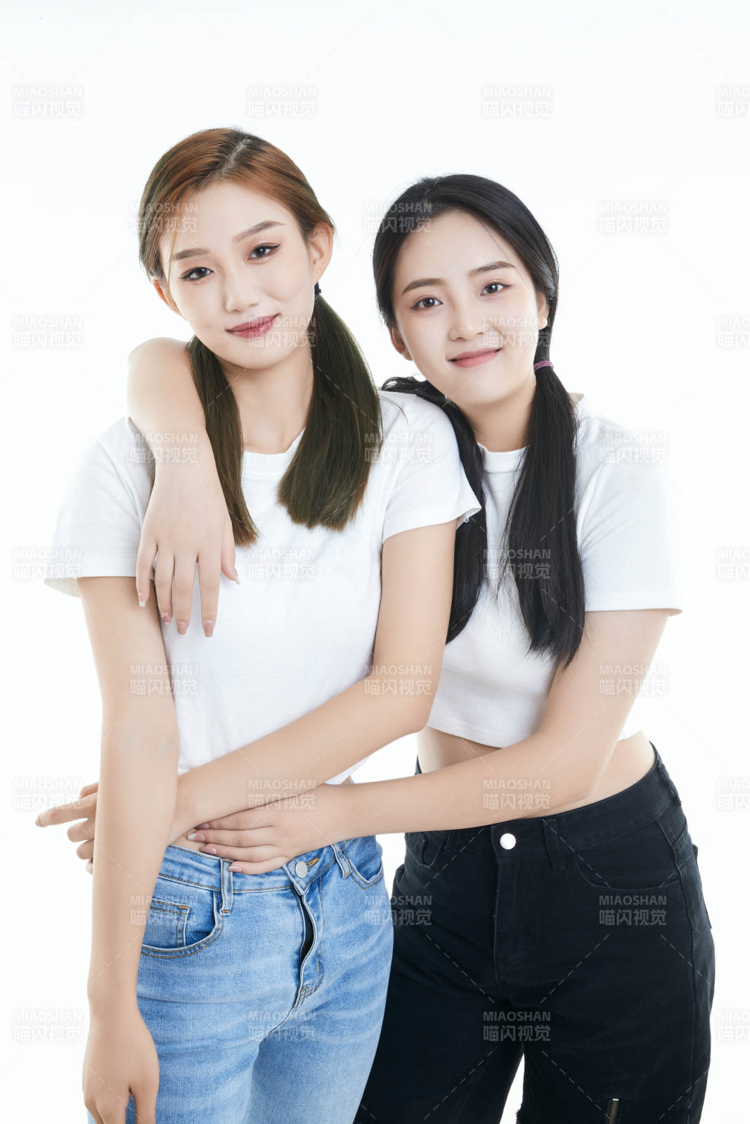 影棚拍攝白色背景的可愛閨蜜少女