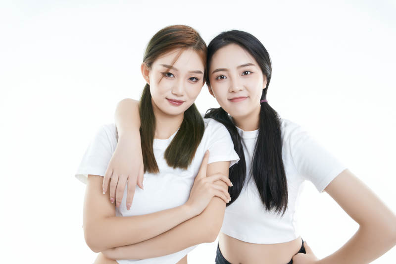 影棚拍摄白色背景的可爱闺蜜少女