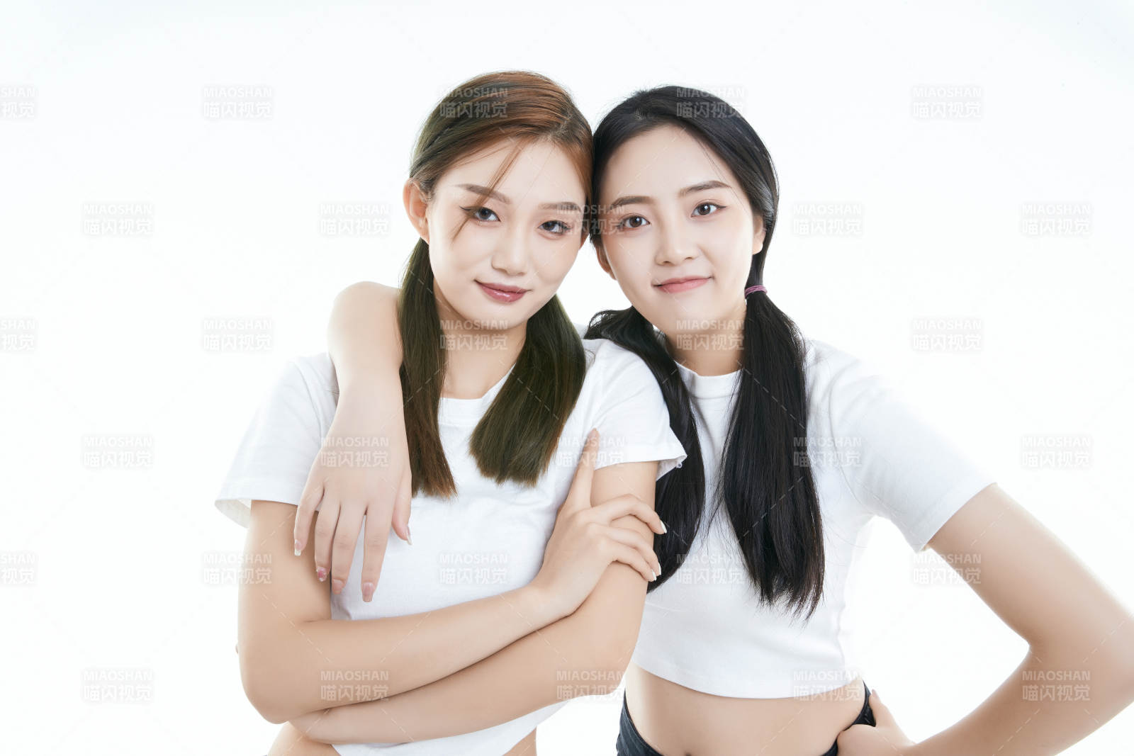 影棚拍攝白色背景的可愛閨蜜少女
