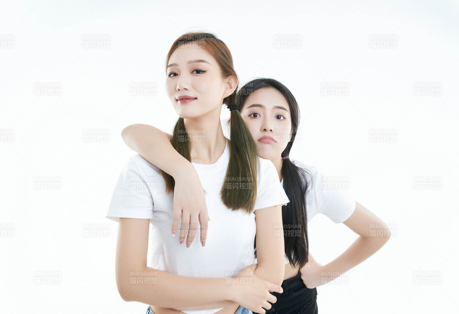 影棚拍攝白色背景的可愛閨蜜少女