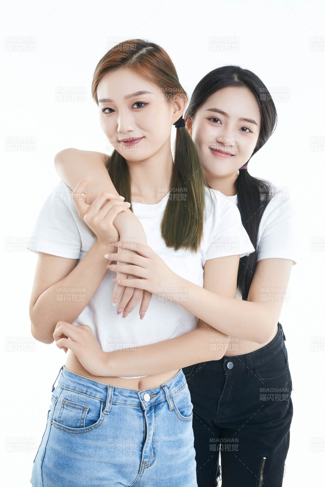 影棚拍攝白色背景的可愛閨蜜少女