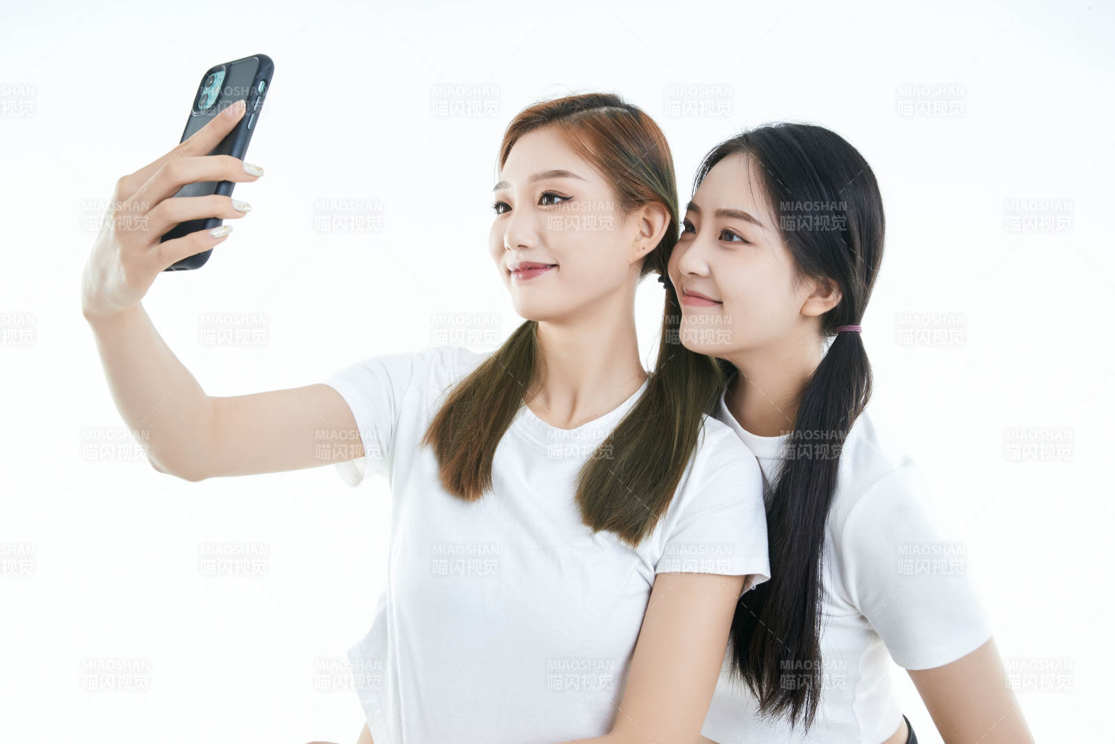 使用手機自拍的亞洲可愛閨蜜少女