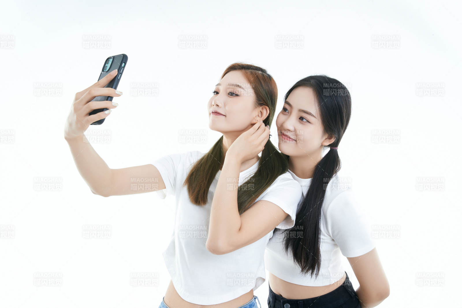 使用手机自拍的亚洲可爱闺蜜少女