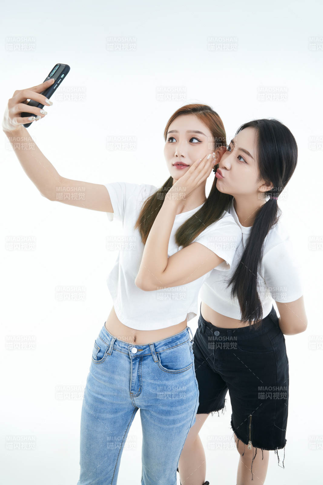 使用手机自拍的亚洲可爱闺蜜少女