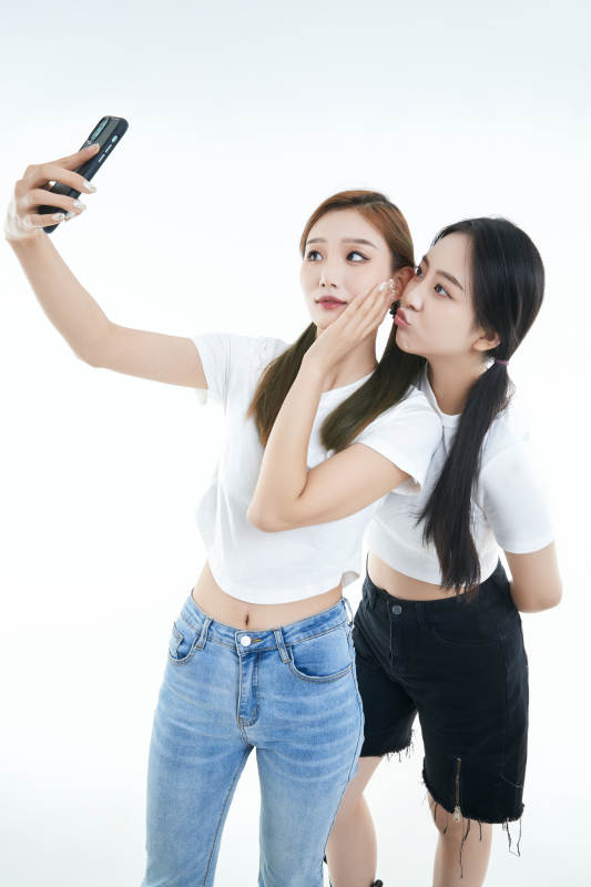 使用手机自拍的亚洲可爱闺蜜少女