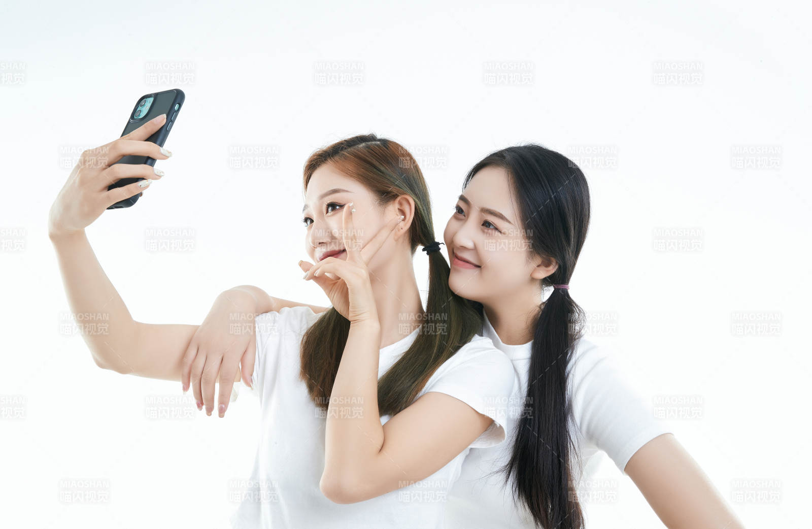 使用手機自拍的亞洲可愛閨蜜少女