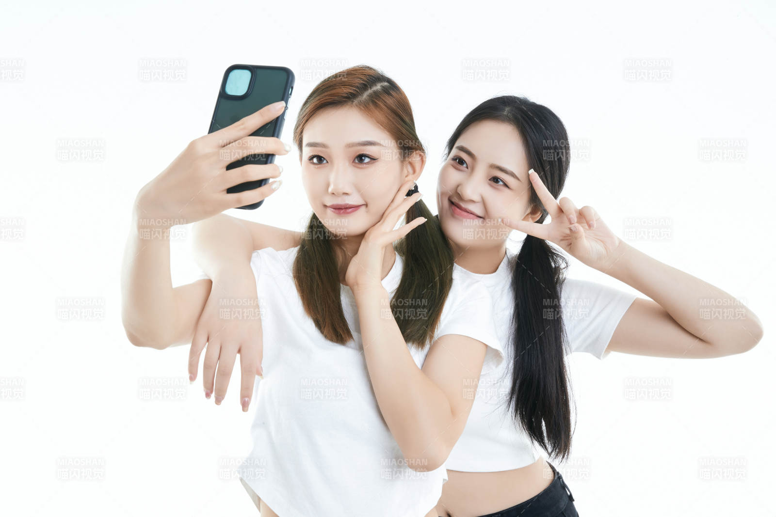 使用手機(jī)自拍的亞洲可愛(ài)閨蜜少女