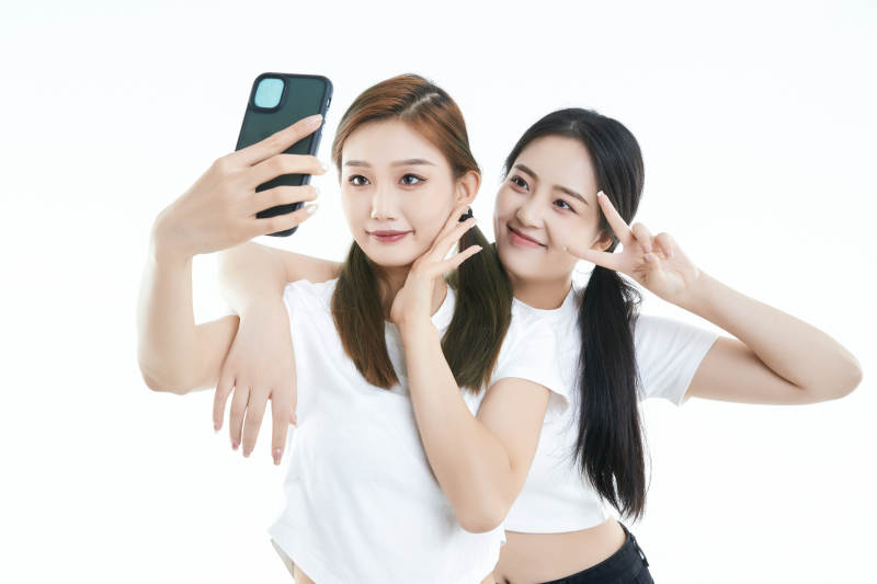 使用手机自拍的亚洲可爱闺蜜少女