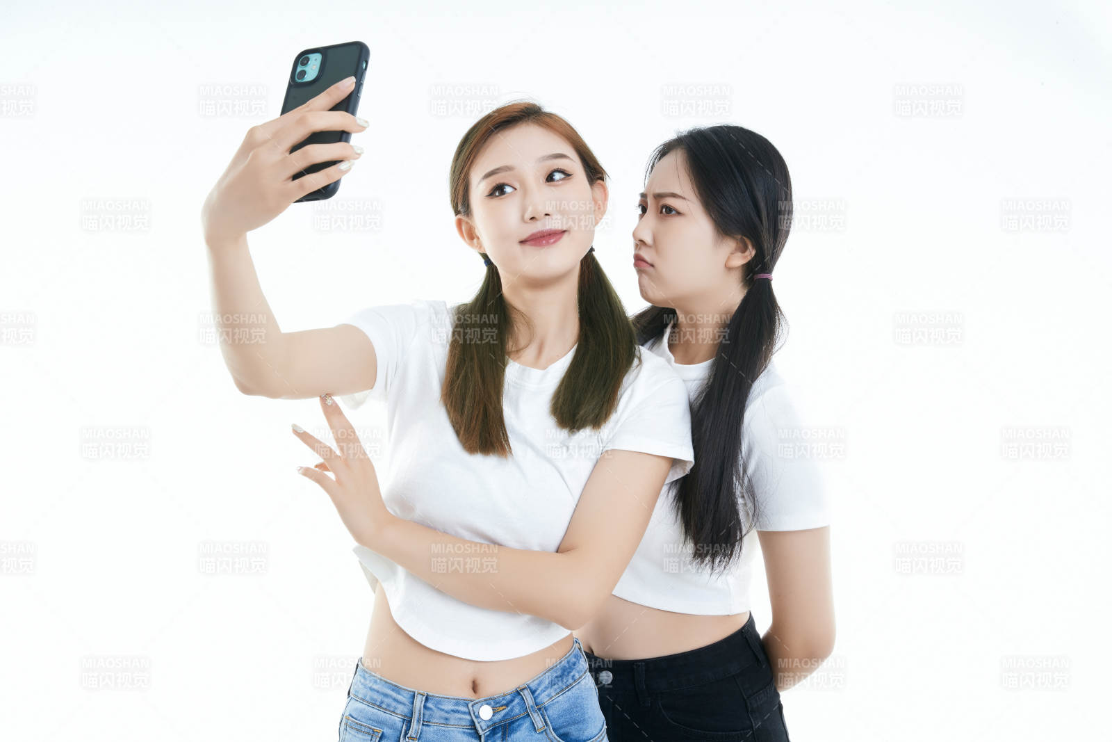 使用手機自拍的亞洲可愛閨蜜少女