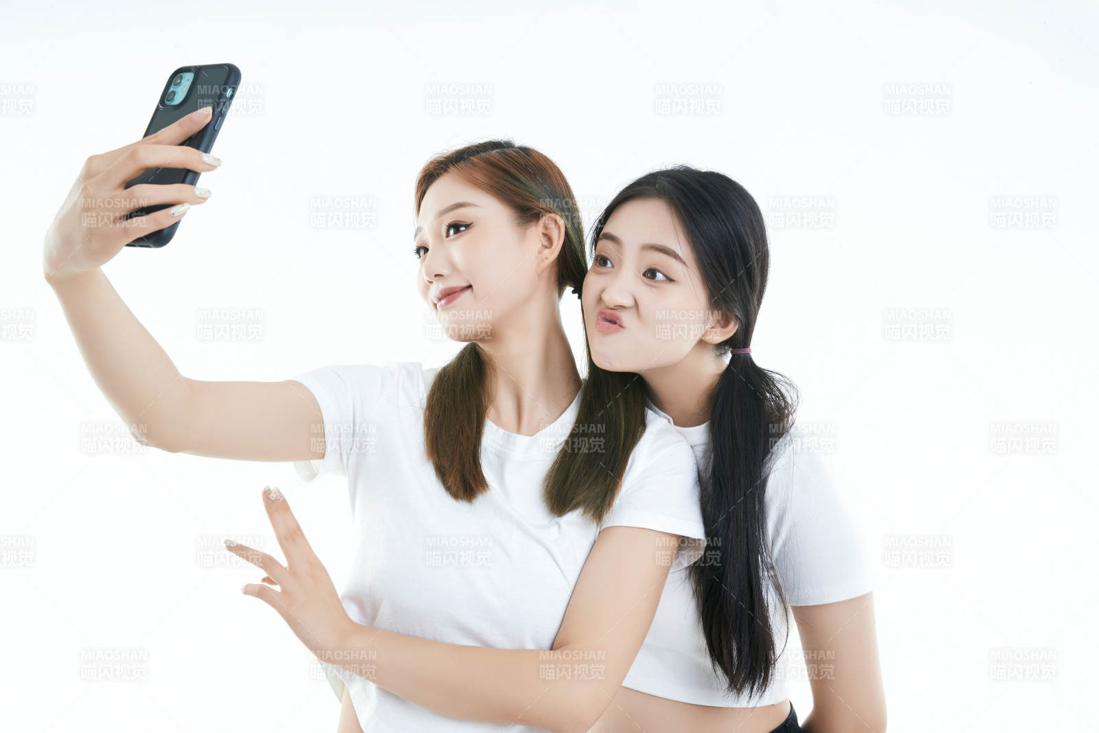 使用手機自拍的亞洲可愛閨蜜少女