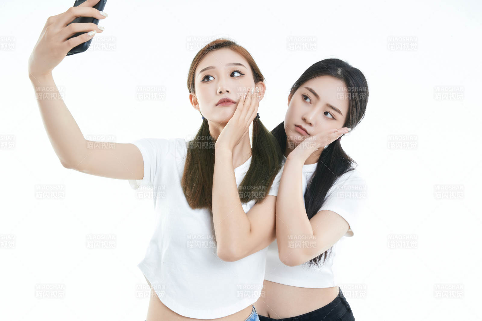 使用手机自拍的亚洲可爱闺蜜少女