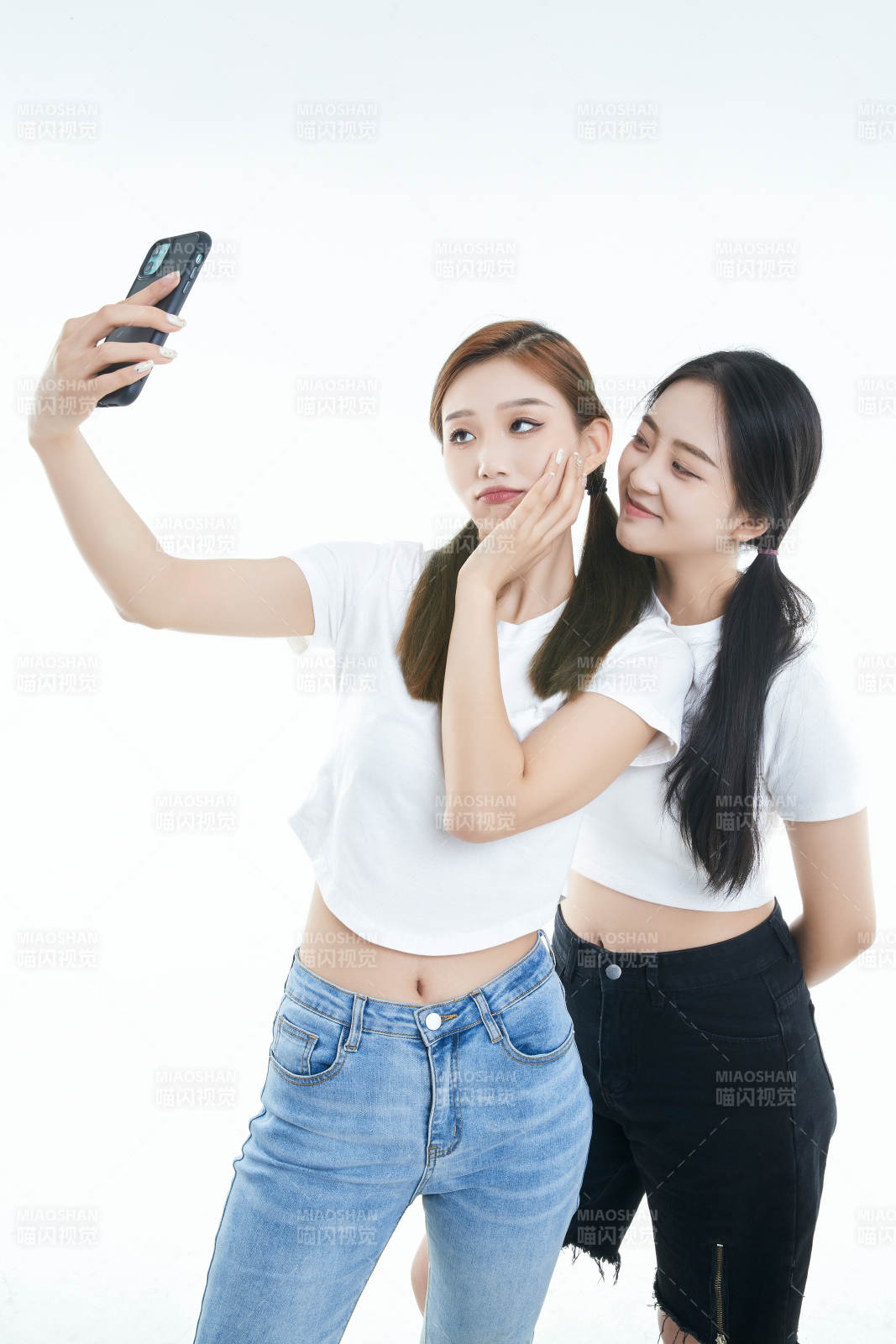 使用手機(jī)自拍的亞洲可愛(ài)閨蜜少女