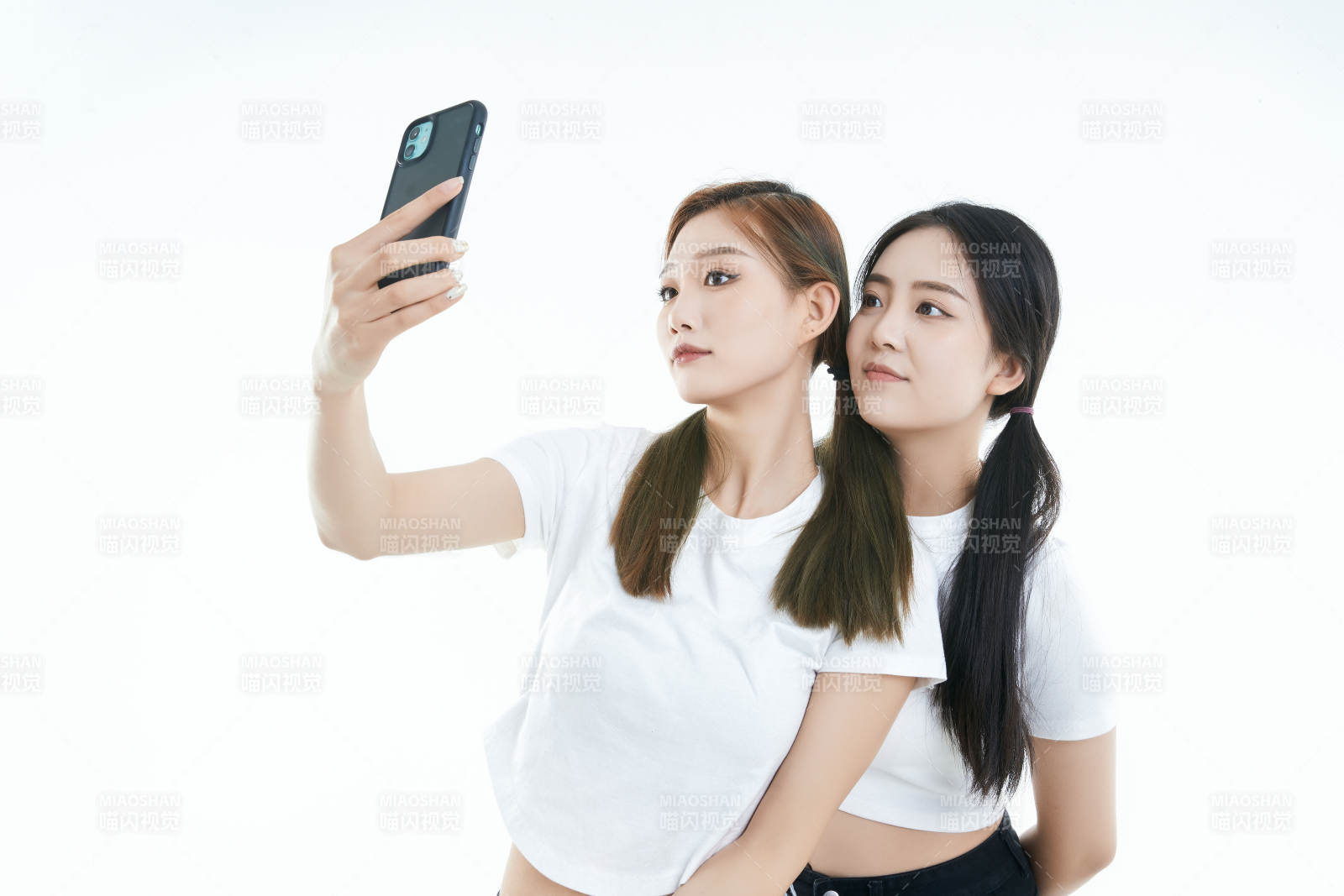 使用手機(jī)自拍的亞洲可愛(ài)閨蜜少女