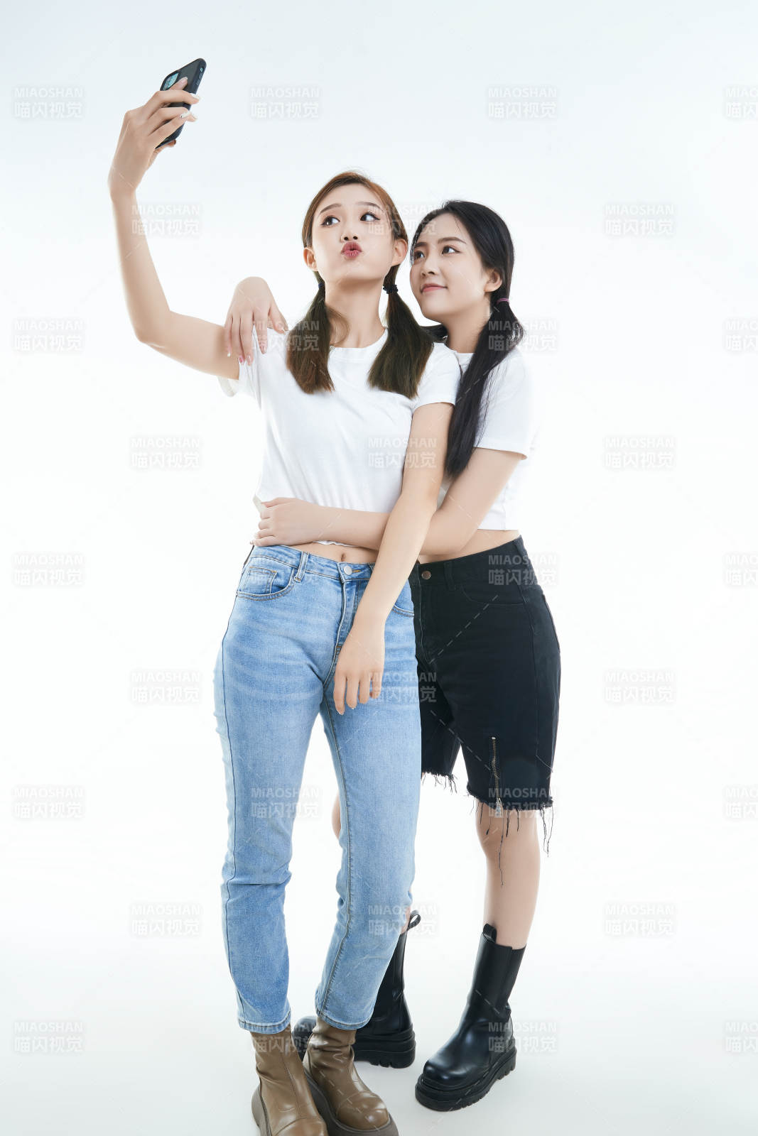 使用手機自拍的亞洲可愛閨蜜少女