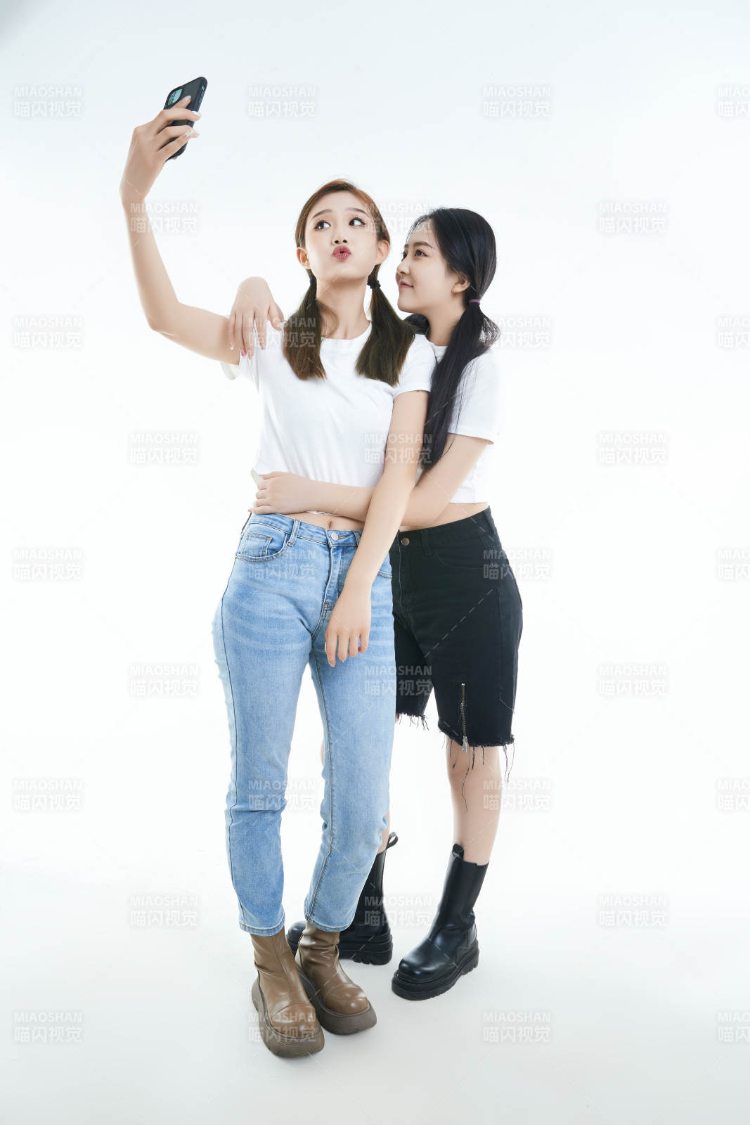 使用手機自拍的亞洲可愛閨蜜少女