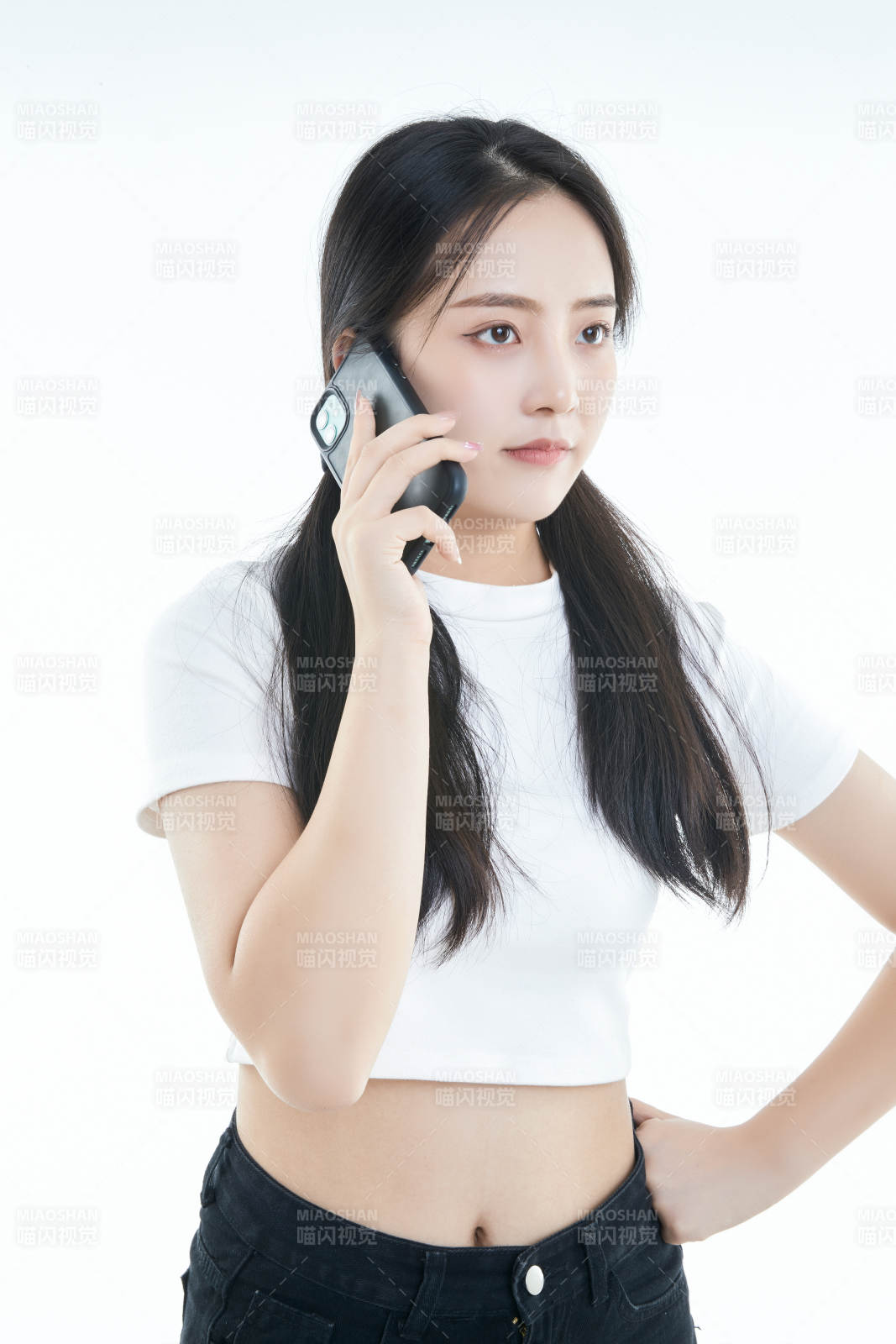 使用手機的亞洲可愛少女