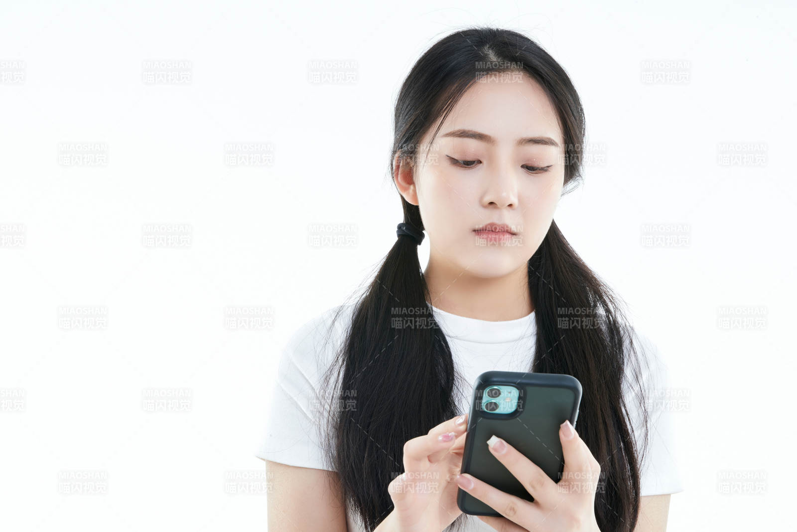 使用手机的亚洲可爱少女