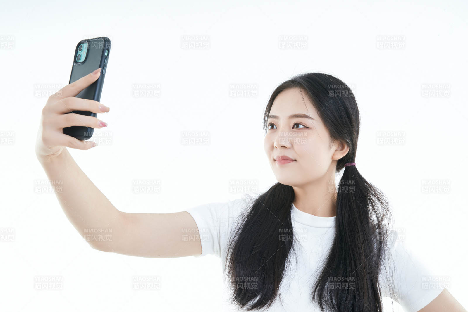 使用手機的亞洲可愛少女