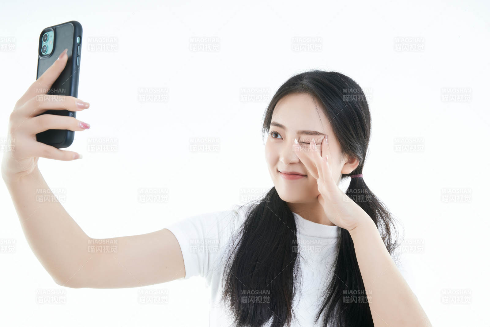 使用手機的亞洲可愛少女