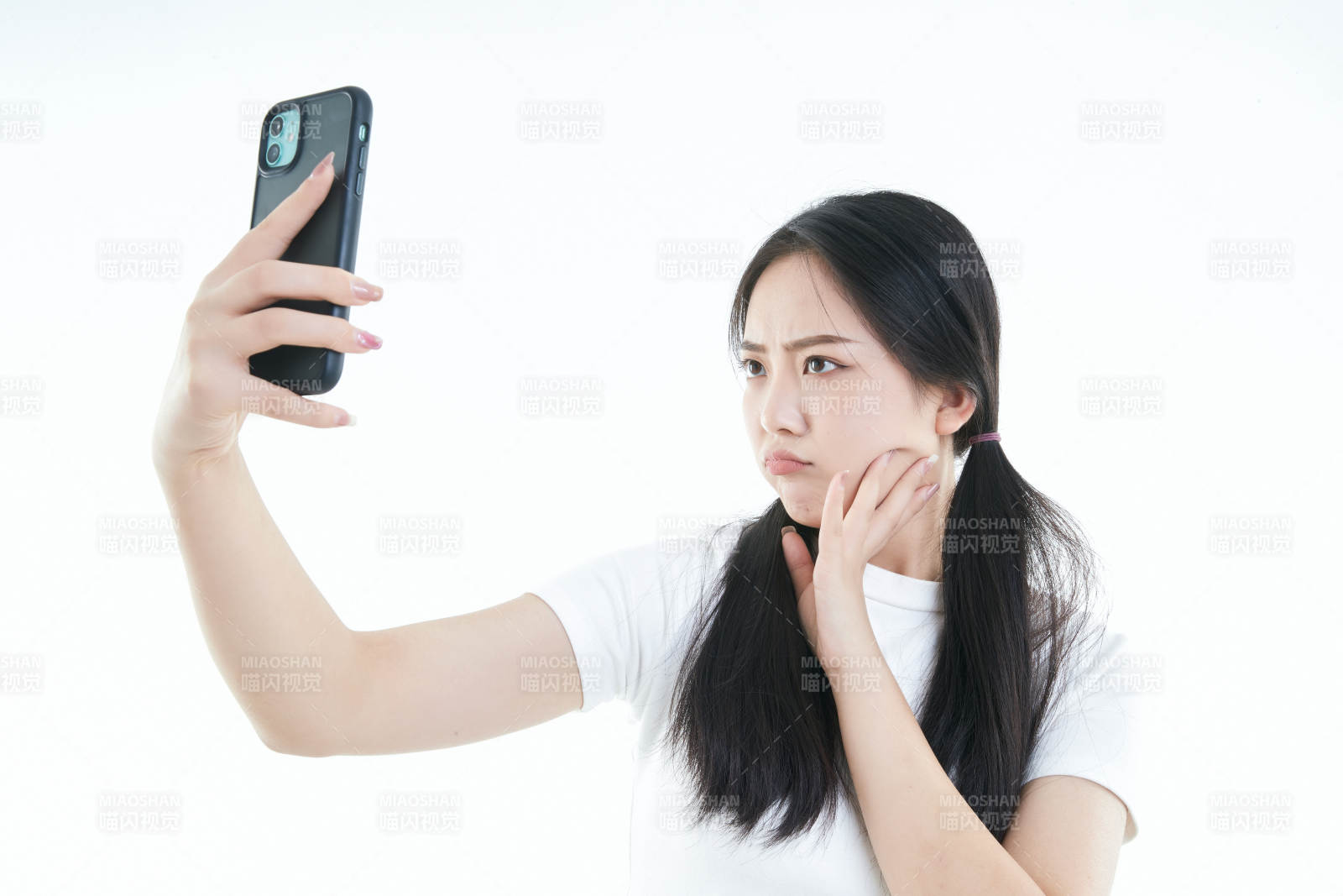 使用手機(jī)的亞洲可愛少女